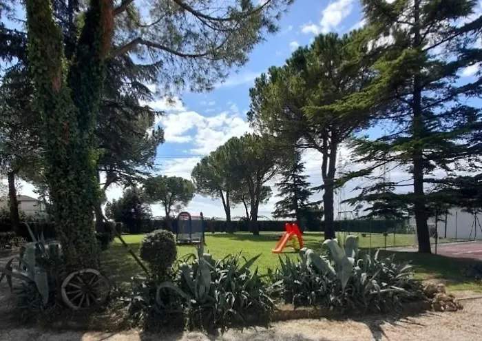 Casal De' Pini Relais Tennis E Piscina